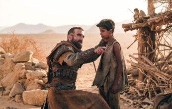 من قيادة الإبل إلى السينما العالمية.. ما قصة فتى السعودية المشارك في فيلم بريطاني؟