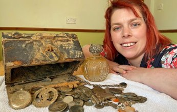 بدلاً من القمامة.. امرأة تعثر على كنز لا يقدر بمال