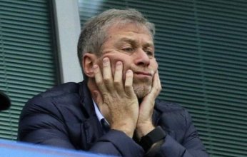 بعد فرض عقوبات ضده.. رجل الأعمال الروسي مالك "تشيلسي" يعلن عرضه للبيع