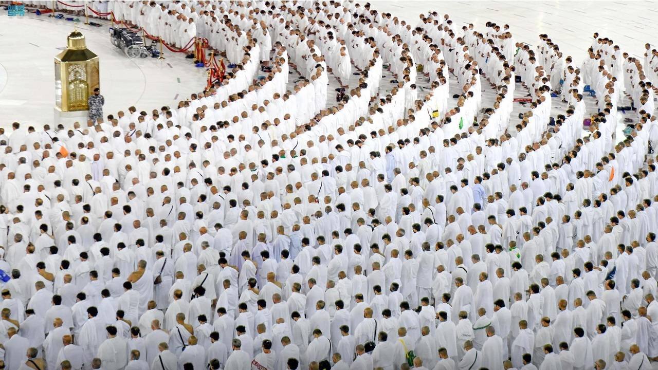 شاهد.. المسجد الحرام يمتلئ بالمصلين دون تباعد جسدي 1 khaligyoun60791