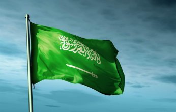 عامل يثير غضب واسع في السعودية بسبب تسوله في الشوارع