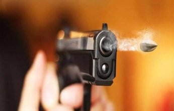 بالخطأ.. .طفل عمره 3 سنوات يقتل والدته بالرصاص