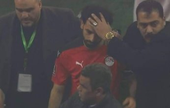 ليلة حزينة عاشها محمد صلاح.. ليزر وهجوم ثم بكاء