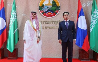 وزير الخارجية السعودي يلتقي نظيره بجمهورية لاوس