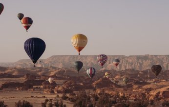 مهرجان سماء العلا بالسعودية يشهد أكبر عرض ليلي للمناطيد المضيئة في العالم