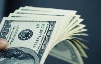 الدولار يواصل استقراره في مصر.. اليوم الاثنين