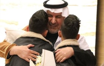 الربيعة يستقبل اليوم التوأم السيامي الأردني أمجد ومحمد