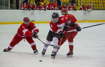 منتخب الامارات لهوكي الجليد يفوز على نظيره التركي ويقترب من لقب كأس العالم