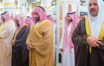 ولي العهد السعودي يؤدي الصلاة بالروضة الشريفة