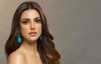 شاهد.. درة تخطف الأنظار بالعباءة في أحدث إطلالة لها