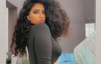 مودل آش تعاود إثارة الجدل.. وتضع صورة عبد الرحمن المطيري على ملابسها