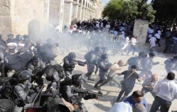 الاحتلال الإسرائيلي يُمطر المصلين في الأقصى بقنابل الغاز