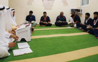 شرطة عجمان تحقق أمنية 103 نزيلاً في المؤسسة العقابية