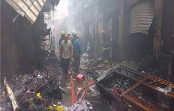 مصر.. اندلاع حريق ضخم يلتهم محلات بسوق مزدحم في الإسكندرية