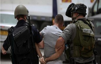 قوات الاحتلال تعتقل 13 فلسطينيا من الضفة والقدس واختطاف شابين قرب حاجز عسكرى