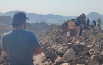 شرطة حتا تنجح في إنقاذ رجل وابنته ضلا طريقهما في الجبال