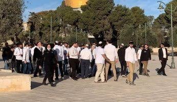 الشرطة الإسرائيلية تعتدى على المُصلين فى المسجد الأقصى