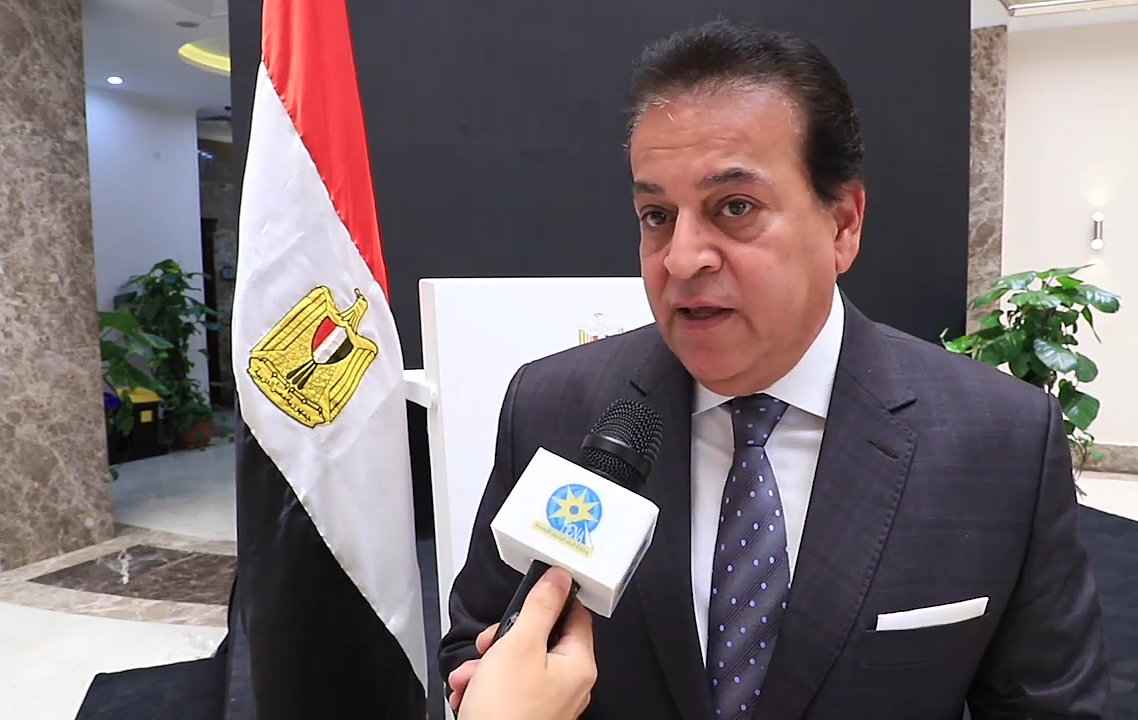 مصر تنفي استبعاد طلابها من كلية الطب لصالح الوافدين مصر تنفي استبعاد طلابها من كلية الطب لصالح الوافدين
