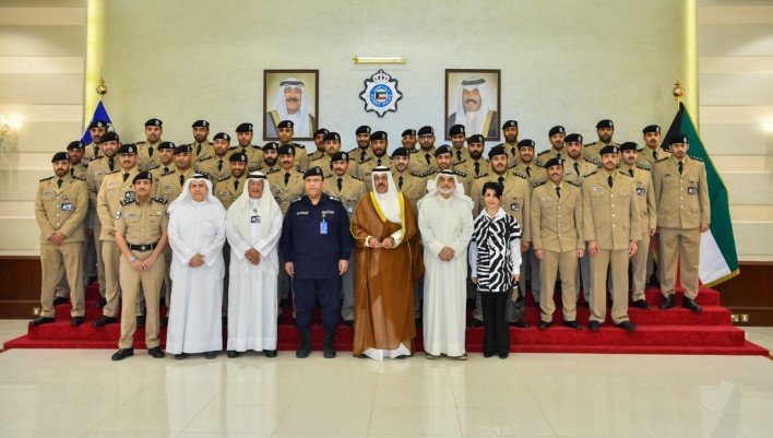 وزير الداخلية الكويتي يشهد حفل تخريج الدفعة ( السابعة ) من الباحثين القانونيين وزير الداخلية الكويتي يشهد حفل تخريج الدفعة ( السابعة ) من الباحثين القانونيين