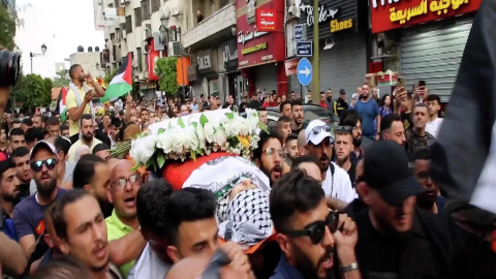 في مشهد مهيب يليق بمسيرتها.. تشييع جثمان شيرين أبو عاقلة إلى مدينة القدس في مشهد مهيب يليق بمسيرتها.. تشييع جثمان شيرين أبو عاقلة إلى مدينة القدس