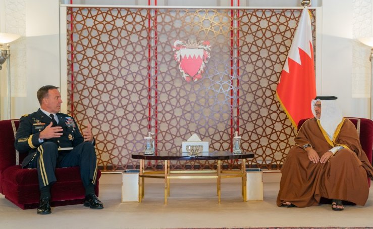 ولي عهد البحرين: مواصلة الدفع قدمًا بالعلاقات البحرينية الأمريكية في المجالات العسكرية والدفاعية ولي عهد البحرين: مواصلة الدفع قدمًا بالعلاقات البحرينية الأمريكية في المجالات العسكرية والدفاعية