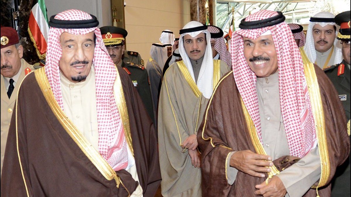 أمير الكويت يهنئ خادم الحرمين الشريفين بمناسبة مغادرته المستشفى أمير الكويت يهنئ خادم الحرمين الشريفين بمناسبة مغادرته المستشفى