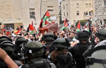 الاتحاد الأوروبي يندد باستخدام اسرائيل للقوة خلال جنازة الصحفية أبو عاقلة