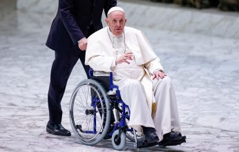 لهذا السبب.. ظهر البابا فرنسيس على كرسي متحرك