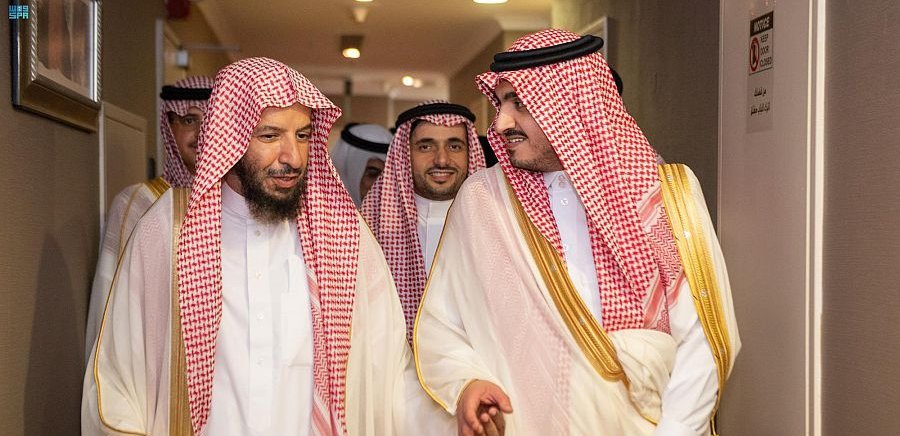 نائب أمير مكة يزور عدداً من العلماء والمشايخ نائب أمير مكة يزور عدداً من العلماء والمشايخ