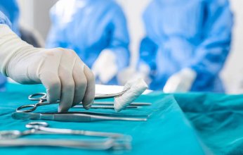 الإمارات.. فريق طبي ينجح فى إجراء جراحة نادرة لمريضة تبلغ من العمر 87 عاماً