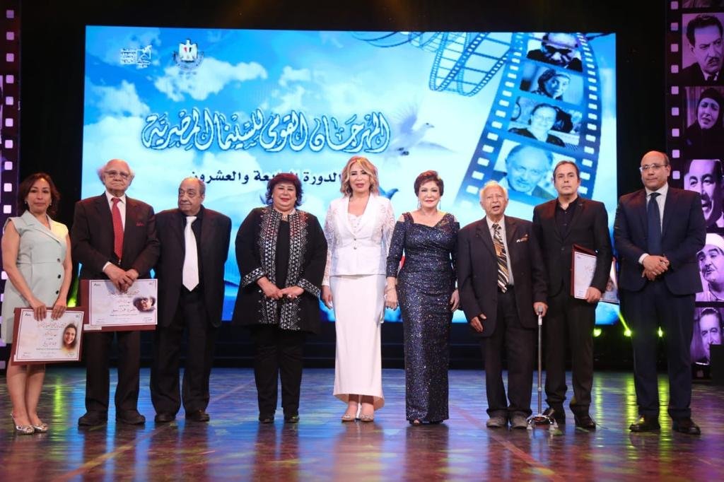 وزيرة الثقافة تُسلم جوائز الدورة 24 للمهرجان القومي للسينما.. صور 4 khaligyoun81795