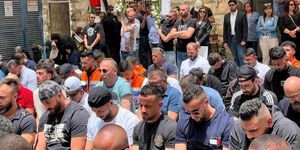 شرطة الاحتلال تحتجز جثمان شيرين أبو عاقلة وتعتدي على مشيعي الجنازة شرطة الاحتلال تحتجز جثمان شيرين أبو عاقلة وتعتدي على مشيعي الجنازة