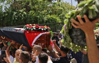 تمهيداً لمراسم دفنها.. نقل جثمان الصحفية الفلسطينية شيرين أبو عاقلة إلى القدس الشرقية