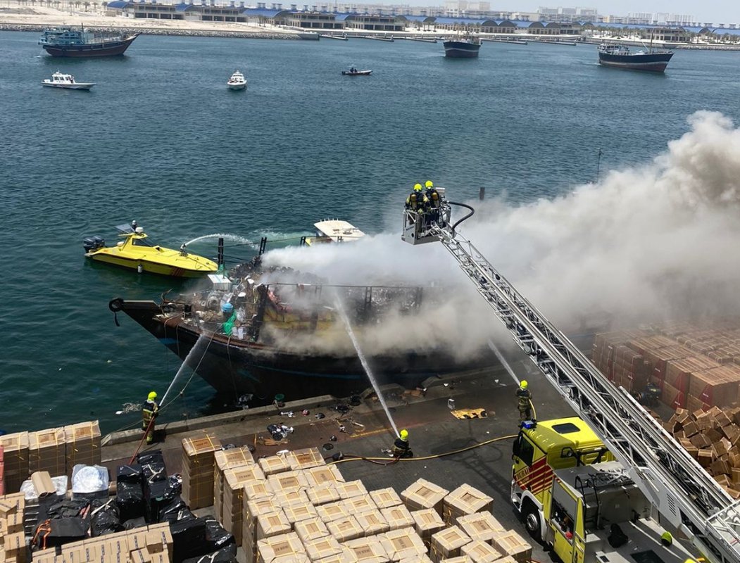 دبي.. السيطرة على حريق اندلع بقارب شحن خشبي في وقت قياسي دبي.. السيطرة على حريق اندلع بقارب شحن خشبي في وقت قياسي