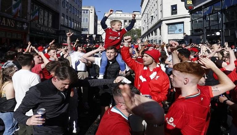 الجماهير تتسبب في تأخير انطلاق مباراة ليفربول وريال مدريد الجماهير تتسبب في تأخير انطلاق مباراة ليفربول وريال مدريد