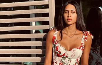 ممثلة وعارضة أزياء تثير الجدل بعد تصريحاتها عن طفولتها