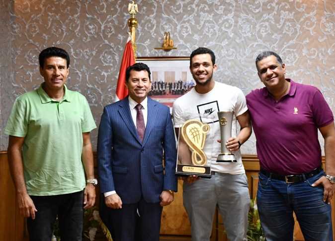 مصر تكرم مصطفى عسل بعد تتويجه ببطولة العظماء الثمانية للإسكواش مصر تكرم مصطفى عسل بعد تتويجه ببطولة العظماء الثمانية للإسكواش