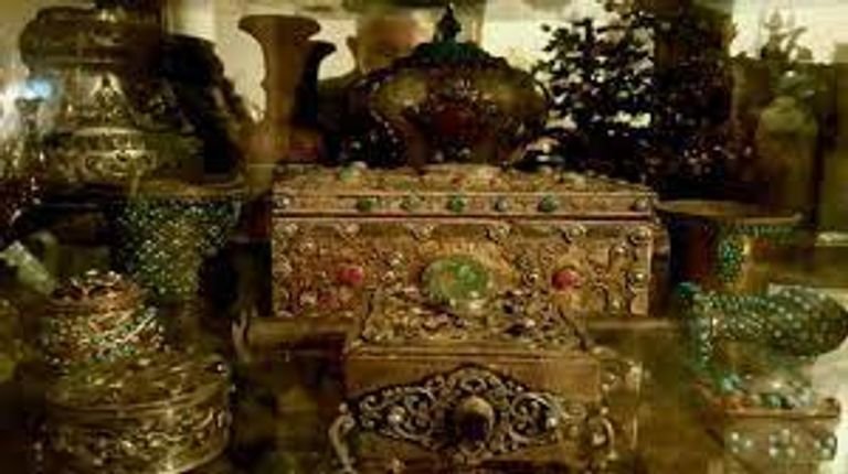السجن 5 سنوات للمتهمين بالإتجار في الآثار في قضية "شقة الزمالك" ومصادرة المضبوطات السجن 5 سنوات للمتهمين بالإتجار في الآثار في قضية "شقة الزمالك" ومصادرة المضبوطات