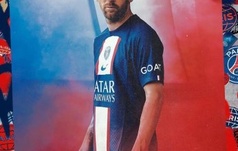 باريس سان جيرمان يكشف عن قميصه الأساسي للموسم الكروى الجديد
