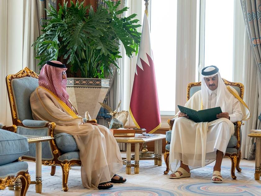 أمير قطر يتسلم رسالة من خادم الحرمين تتعلق بتطوير العلاقات الثنائية بين البلدين أمير قطر يتسلم رسالة من خادم الحرمين تتعلق بتطوير العلاقات الثنائية بين البلدين