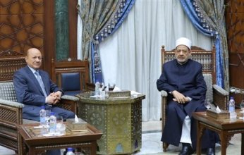 شيخ الأزهر يستقبل رئيس مجلس القيادة اليمني