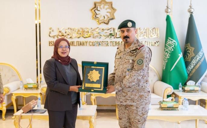 المغيدي يستقبل نائبة الأمين العام لشؤون التطوير بوزارة الدفاع الماليزية المغيدي يستقبل نائبة الأمين العام لشؤون التطوير بوزارة الدفاع الماليزية