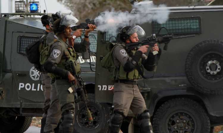 قوات الاحتلال تصيب 3 فلسطينيين بالرصاص بـ«مخيم العروب» قوات الاحتلال تصيب 3 فلسطينيين بالرصاص بـ«مخيم العروب»
