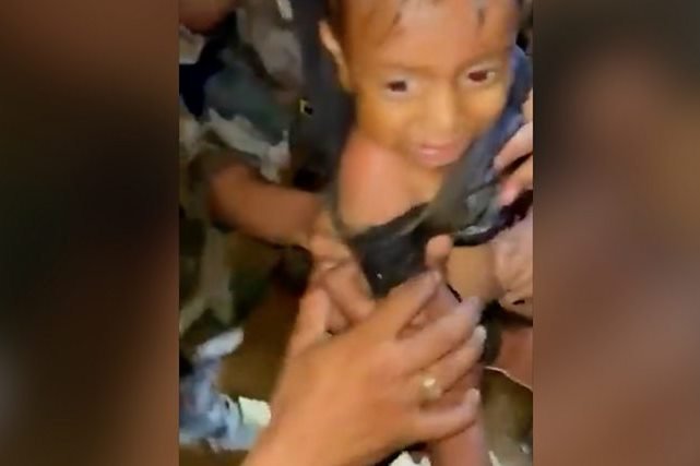 بالفيديو.. الجيش الهندي ينقذ رضيع عمره 18 شهراً سقط في بئر عمقها 90 متراً بالفيديو.. الجيش الهندي ينقذ رضيع عمره 18 شهراً سقط في بئر عمقها 90 متراً