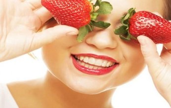 طرق استخدام ماسك الفراولة وزيت اللوز لبشرة أكثر جمالا