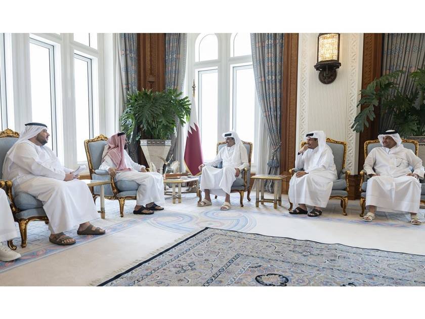 أمير دولة قطر يستقبل مستشار الأمن الوطني الإماراتي أمير دولة قطر يستقبل مستشار الأمن الوطني الإماراتي