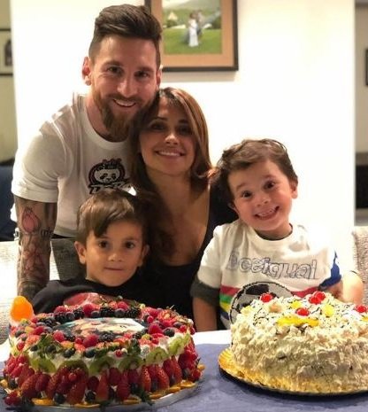 الأسطورة ميسي يحتفل بعيد ميلاده الـ 35 في برشلونة الأسطورة ميسي يحتفل بعيد ميلاده الـ 35 في برشلونة