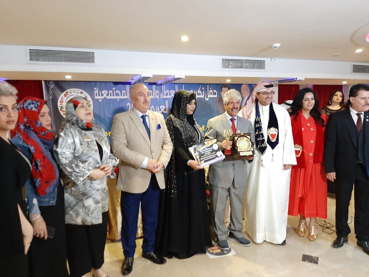 تكريم الأمين العام للمؤسسة الخيرية الملكية البحرينة بالقاهرة تكريم الأمين العام للمؤسسة الخيرية الملكية البحرينة بالقاهرة