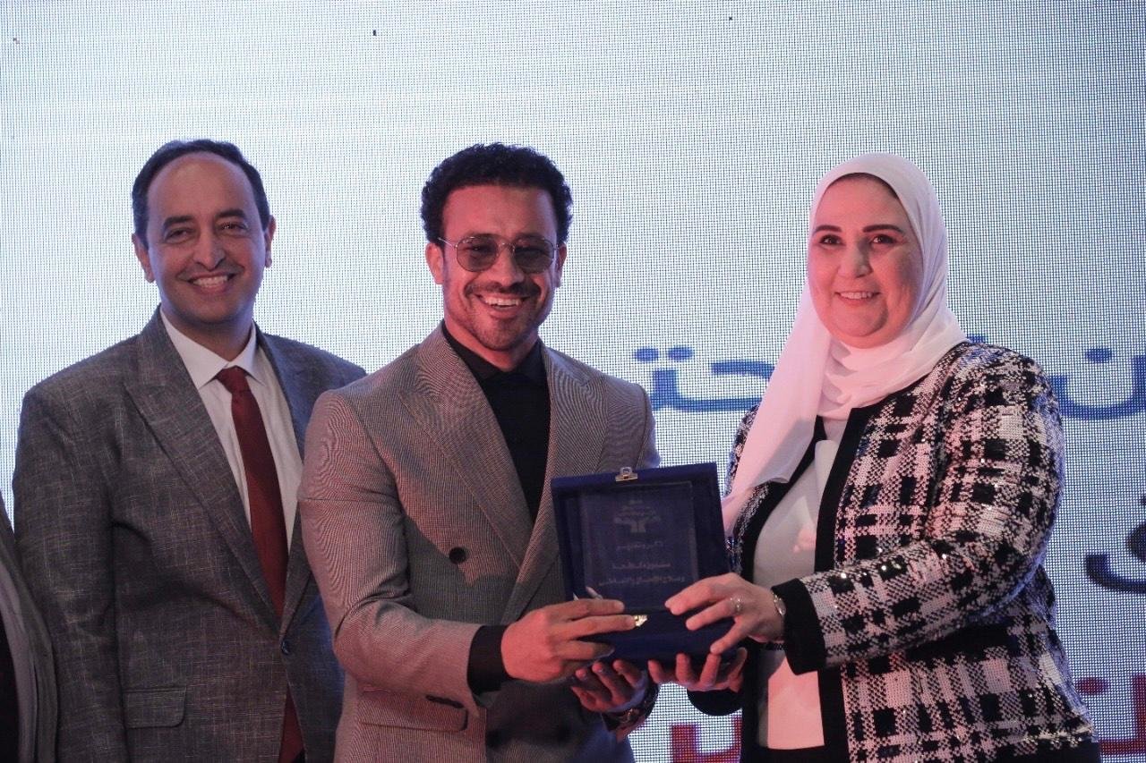 وزيرة التضمان الاجتماعي تكرم أبطال مسلسل suits بالعربي 3 khaligyoun68540