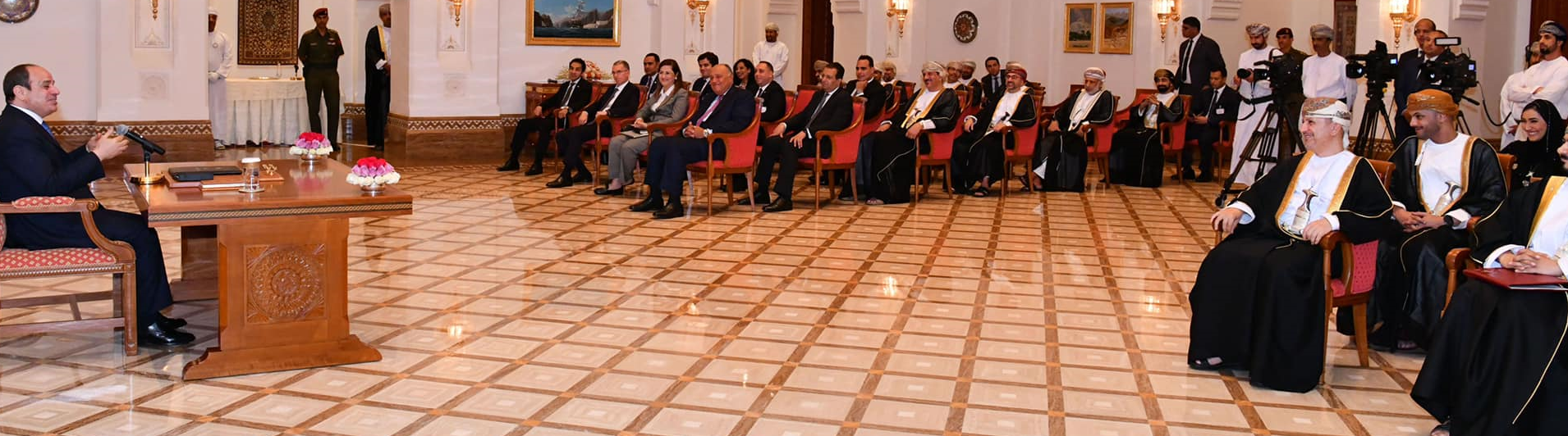 السيسي يشيد بالتطورات الإيجابية في العلاقات الاقتصادية بين مصر و عمان السيسي يشيد بالتطورات الإيجابية في العلاقات الاقتصادية بين مصر و عمان